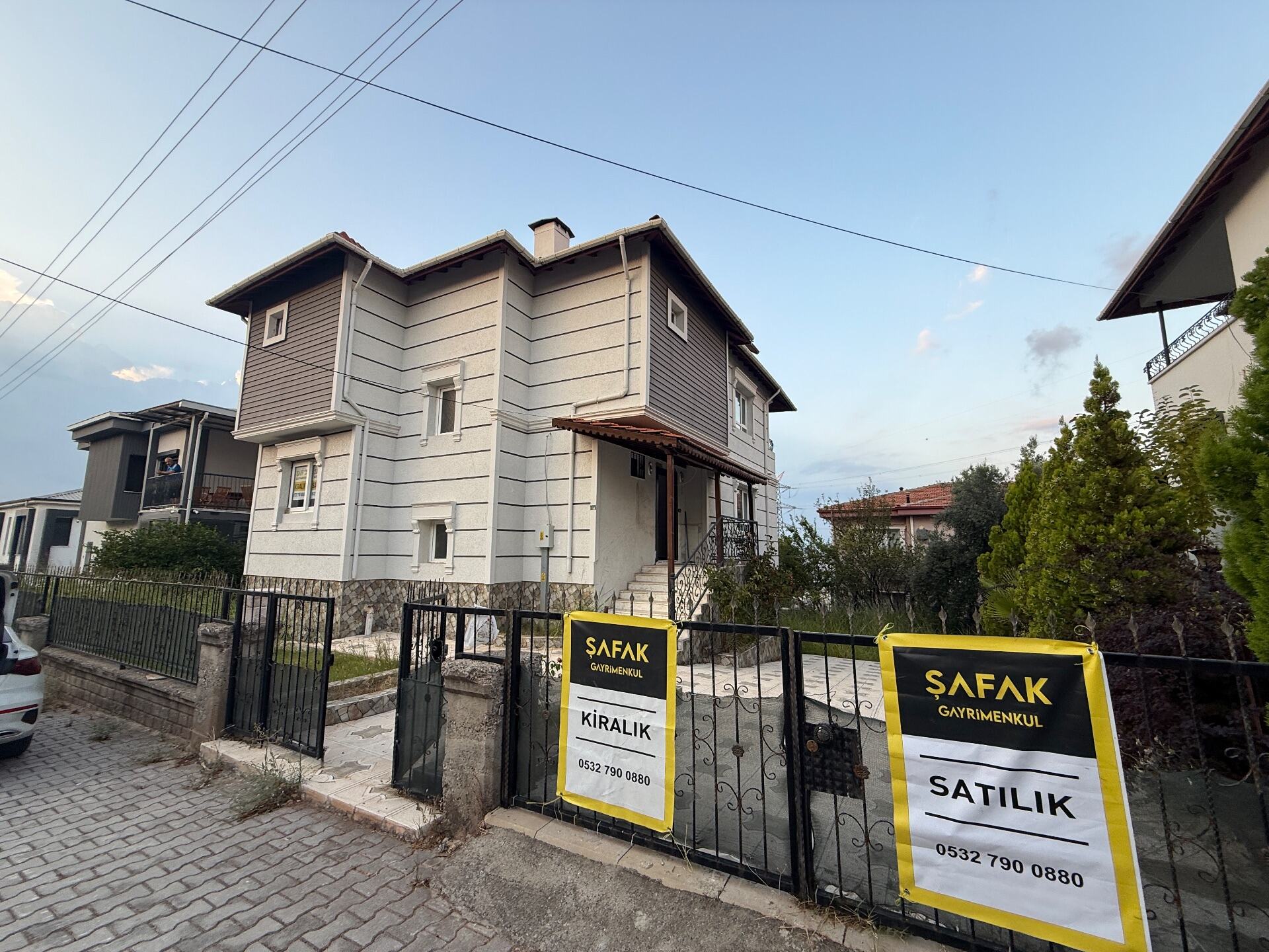 Atakent Villalarında 3 Katlı Satılık 320m Ters Dubleks 
